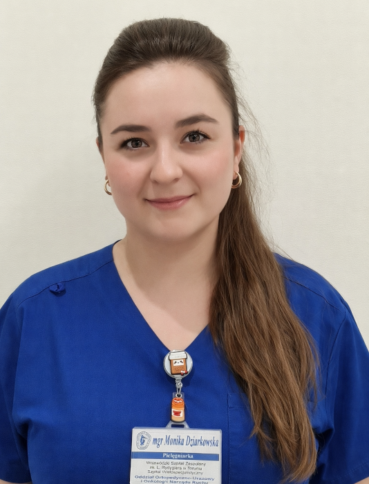 Portret mgr Moniki Dziarkowskiej, pielęgniarki koordynującej Oddziału Ortopedyczno-Urazowego i Onkologii Narządu Ruchu.